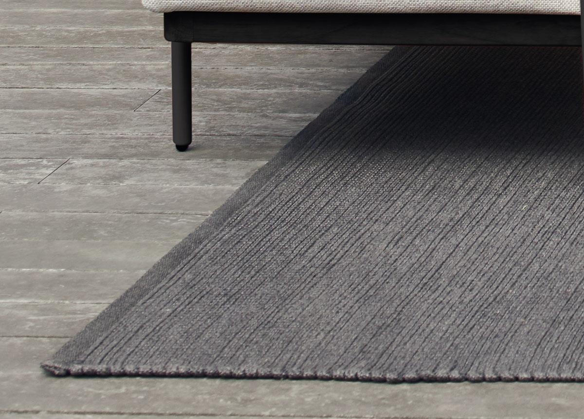 Manutti - linear outdoor rug